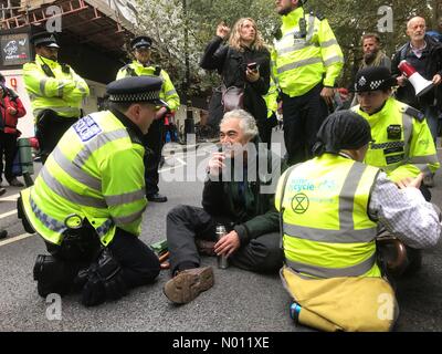 Westminster, London, Großbritannien. 7. Okt 2019. Aussterben Rebellion XR Protest in London UK - Westminster Central London, UK - Montag, 7. Oktober 2019. Polizei nimmt XR Klimawandel Demonstranten in Millbank Credit: Steven Mai/StockimoNews/Alamy leben Nachrichten Stockfoto