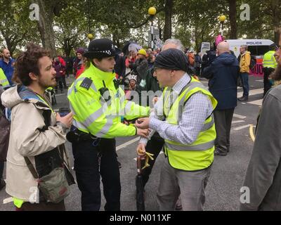 Westminster, London, Großbritannien. 7. Okt 2019. Aussterben Rebellion XR Protest in London UK - Westminster Central London, UK - Montag, 7. Oktober 2019. Polizei nimmt XR Klimawandel Demonstranten in Millbank Credit: Steven Mai/StockimoNews/Alamy leben Nachrichten Stockfoto