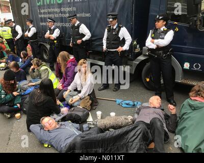 London, Großbritannien. 7. Oktober, 2019. Aussterben Rebellion XR Protest in London UK - Westminster Central London, UK - Montag, 7. Oktober 2019. XR Demonstranten blockieren Marsham St außerhalb des Home Office mit einem Lastwagen. Einige Demonstranten sind geklebt Credit: Steven Mai/StockimoNews/Alamy leben Nachrichten Stockfoto