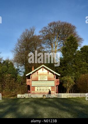 Swansea, Wales, UK. 2. Dez 2019. Ein Mann an der Schweizer Chalet in Singleton Park heute Morgen auf den Beginn eines kalten und frostigen Wintertag. Credit: Phil Rees/StockimoNews/Alamy leben Nachrichten Stockfoto