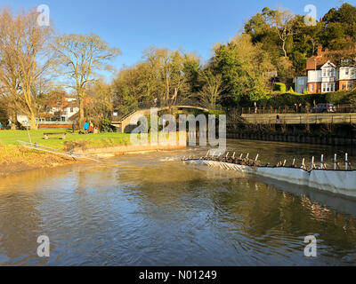 UK Guildford, Surrey. 15. Dez 2019. Sintflutartige Regenfälle über Nacht auf der Startseite in den Grafschaften. Fehlgeschlagen Hochwasserschutz auf dem Fluss Wey in Guildford, Surrey. Credit: jamesjagger/StockimoNews/Alamy leben Nachrichten Stockfoto