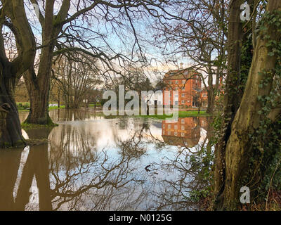 Elstead, UK. 22 Dez, 2019. UK Wetter: Hochwasser im Elstead. Farnham Road, Elstead. 22. Dezember 2019. Starke Regenfälle über der Home Grafschaften über Nacht. Hochwasser an der Mühle Pub im Elstead in Surrey. Credit: jamesjagger/StockimoNews/Alamy leben Nachrichten Stockfoto