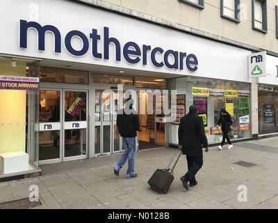 Wood Green, nördlich von London, UK. 10. Januar, 2020. Mothercare Verschluss: Mothercare bereitet seine Türen für die letzte Zeit zu schließen. Speichert wie dieses in Wood Green, nördlich von London, bieten 80% Rabatt auf Ihre verbleibenden Bestand. Credit: Paul Swinney/StockimoNews/Alamy leben Nachrichten Stockfoto