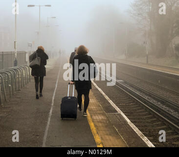 UK Wetter: Neblig in Godalming. Station Road, Godalming. 21. Januar 2020. Eisnebel über den Home Counties heute Morgen. Eine neblige Pendeln aus Godalming, Surrey. Credit: jamesjagger/StockimoNews/Alamy leben Nachrichten Stockfoto