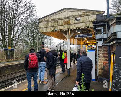 Godalming, Surrey, Großbritannien. Januar 2020. Bahnstörungen in Godalming. Station Lane, Godalming. Januar 2020. Signale und Probleme mit der Stromversorgung auf der Strecke Portsmouth Harbor nach London Waterloo führten heute Morgen zu langen Verzögerungen. Credit: Jamesjagger/StockimoNews/Alamy Live News Stockfoto