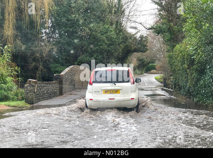 Godalming, Surrey. Februar 2020. Wetter in Großbritannien: Überschwemmung in Godalming. Station Lane, Godalming. Februar 2020. Starke Regenfälle in den Home Counties heute. Überschwemmungen in Godalming, Surrey. Credit: Jamesjagger/StockimoNews/Alamy Live News Stockfoto