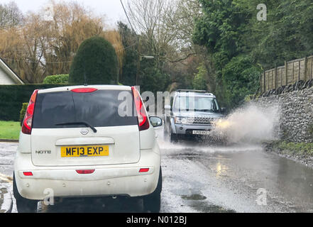 Godalming, Surrey. Februar 2020. Wetter in Großbritannien: Überschwemmung in Godalming. Station Lane, Godalming. Februar 2020. Starke Regenfälle in den Home Counties heute. Überschwemmungen in Godalming, Surrey. Credit: Jamesjagger/StockimoNews/Alamy Live News Stockfoto