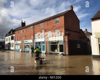 Shrewsbury, Shropshire, Großbritannien. Februar 2020. Lokale Geschäfte überschwemmt im Coleham-Teil der Stadt, während der Fluss Severn neue Höhen erreicht. Credit: Steven May/Alamy Live News Credit: Steven May/StockimoNews/Alamy Live News Stockfoto