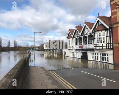 Worcester, Großbritannien. Februar 2020. Wetter in Großbritannien - Hochwasser in Worcester - Mittwoch, 26. Februar 2020 Flutwasser entlang des Flusses Severn im Zentrum von Worcester. Der Severn steigt weiter. Credit: Steven May/StockimoNews/Alamy Live News Stockfoto