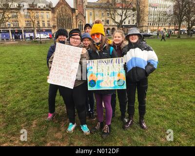 Bristol, Großbritannien, 28. Februar 2020. Jugendklimastreik in Bristol UK - College Green Bristol UK - Freitag, 28. Februar 2020 Junge Leute beginnen, sich auf einem nassen und schlammigen College Green zu versammeln, um Greta Thunberg zu hören: Steven May/StockimoNews/Alamy Live News Stockfoto