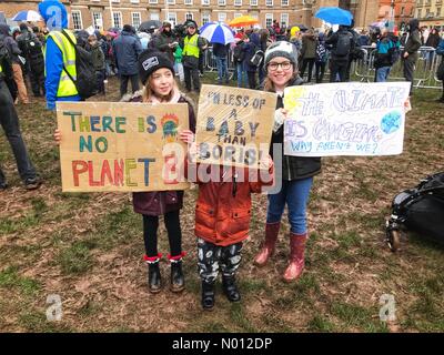 Bristol, Großbritannien, 28. Februar 2020. Jugendklimastreik in Bristol UK - College Green Bristol UK - Freitag, 28. Februar 2020 Junge Leute, Kinder und Gestühl beginnen sich auf einem nassen und schlammigen College Green zu versammeln, um Greta Thunberg zu hören, wie sie Credit sprechen: Steven May/StockimoNews/Alamy Live News Stockfoto