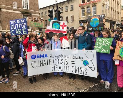 Bristol, Großbritannien. Februar 2020. Jugendklimastreik in Bristol UK - College Green Bristol UK - Freitag, 28. Februar 2020 Medizinstudenten nehmen am Klima-Streik am College Green in Bristol Credit Teil: Steven May/StockimoNews/Alamy Live News Stockfoto
