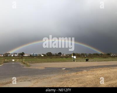 Wetter in Großbritannien: Squally Showers in Hayling. Beachlands, Hayling Island. März 2020. An der Südküste sind heute Nachmittag starke Winde und quietschende Schauer zu sehen. Ein Regenbogen über Hayling Island in Hampshire. Credit: Jamesjagger/StockimoNews/Alamy Live News Stockfoto