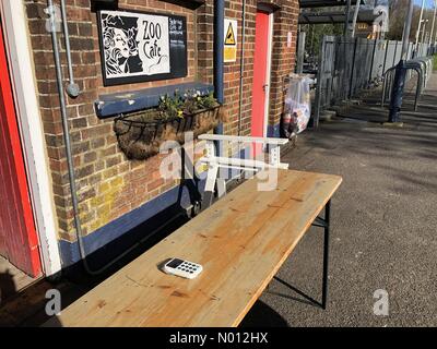 Station Lane, Milford, Surrey, Großbritannien. März 2020. Ein Café zum Mitnehmen in der Milford Station in der Nähe von Godalming in Surrey, das Vorsichtsmaßnahmen gegen den Ausbruch des Coronavirus ergreift. Credit: Jamesjagger/StockimoNews/Alamy Live News Stockfoto