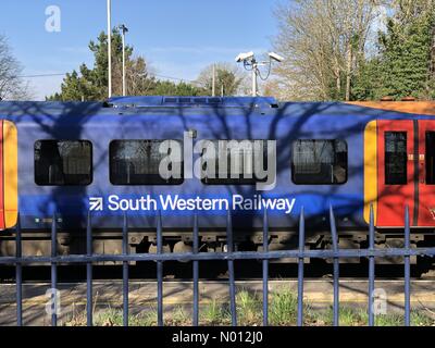 Station Lane, Milford, Surrey, Großbritannien. März 2020. Ein leerer Zug am Bahnhof Milford in der Nähe von Godalming in Surrey als Pendler ergriff Vorsichtsmaßnahmen gegen die Coronavirus. Credit: Jamesjagger/StockimoNews/Alamy Live News Stockfoto