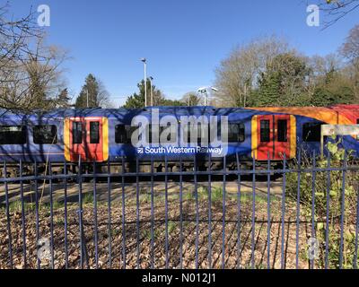 Station Lane, Milford, Surrey, Großbritannien. März 2020. Ein leerer Zug am Bahnhof Milford in der Nähe von Godalming in Surrey als Pendler ergriff Vorsichtsmaßnahmen gegen die Coronavirus. Credit: Jamesjagger/StockimoNews/Alamy Live News Stockfoto