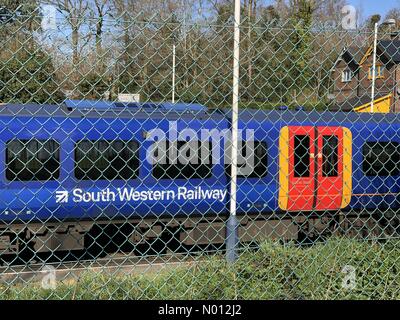 Station Lane, Milford, Surrey, Großbritannien. März 2020. Ein leerer Zug am Bahnhof Milford in der Nähe von Godalming in Surrey als Pendler ergriff Vorsichtsmaßnahmen gegen die Coronavirus. Credit: Jamesjagger/StockimoNews/Alamy Live News Stockfoto