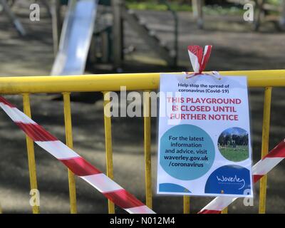 Godalming, Surrey, Großbritannien. April 2020. Einschränkungen aufgrund des Coronavirus bleiben bestehen. Ein geschlossener Spielplatz für Kinder in Godalming, Surrey. Credit: Jamesjagger/StockimoNews/Alamy Live News Stockfoto