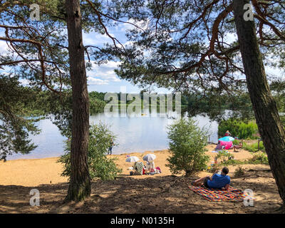UK Wetter: Sonnige Intervalle in Frensham. Frensham Little Pond, Farnham. Juli 2020. Warmes und sonniges Wetter in den Heimatkreisen. Frensham Little Pond bei Farnham in Surrey. Kredit: Jamesjagger/StockimoNews/Alamy Live Nachrichten Stockfoto