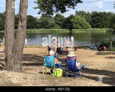 UK Wetter: Sonnige Intervalle in Frensham. Frensham Little Pond, Farnham. Juli 2020. Warmes und sonniges Wetter in den Heimatkreisen. Frensham Little Pond bei Farnham in Surrey. Kredit: Jamesjagger/StockimoNews/Alamy Live Nachrichten Stockfoto