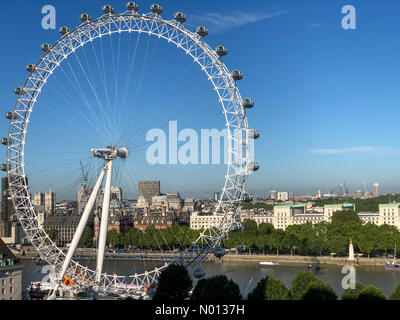 London. UK Wetter: Sonnig in London. Belvedere Road, London. Juli 2020. Ein schöner Start in den Tag für die Hauptstadt. Blauer Himmel über dem London Eye neben der Waterloo Bridge in London, England. Kredit: Jamesjagger/StockimoNews/Alamy Live Nachrichten Stockfoto