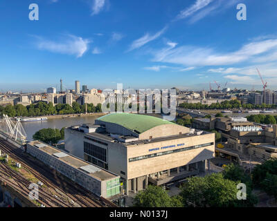 London. Wetter: Sonnig in London. Belvedere Road, London. Juli 2020. Ein schöner Start in den Tag für die Hauptstadt. Blauer Himmel über der Royal Festival Hall in London, England. Kredit: Jamesjagger/StockimoNews/Alamy Live Nachrichten Stockfoto