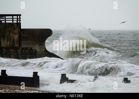 Hayling, Beachlands. Oktober 2020. UK Wetter: Nass und windig bei Hayling. Beachlands, Hayling Island. Oktober 2020. Nasses und windiges Wetter entlang der Südküste heute. Große Wellen brechen auf der Meeresverteidigung auf Hayling Island in Hants. Kredit: Jamesjagger/StockimoNews/Alamy Live Nachrichten Stockfoto