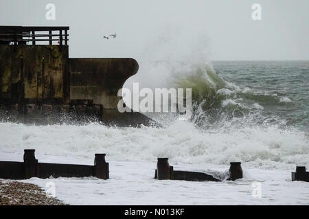 Hayling, Beachlands. Oktober 2020. UK Wetter: Nass und windig bei Hayling. Beachlands, Hayling Island. Oktober 2020. Nasses und windiges Wetter entlang der Südküste heute. Große Wellen brechen auf der Meeresverteidigung auf Hayling Island in Hants. Kredit: Jamesjagger/StockimoNews/Alamy Live Nachrichten Stockfoto