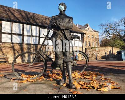 UK Wetter - Herbst Sunshine Hereford UK. - Hereford Herefordshire Freitag, 6. November 2020 - wunderschöne Herbstsonne in Hereford mit goldenen Blättern um die facemasked Statue von Sir Edward Elgar Stockfoto