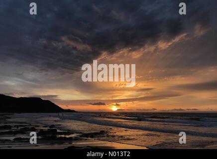 Langland Bay, in der Nähe von Swansea, Wales. November 2020. Atemberaubender Herbstaufgang in der Langland Bay in der Nähe von Swansea an diesem Morgen. Quelle: Phil Rees/StockimoNews/Alamy Live News Stockfoto