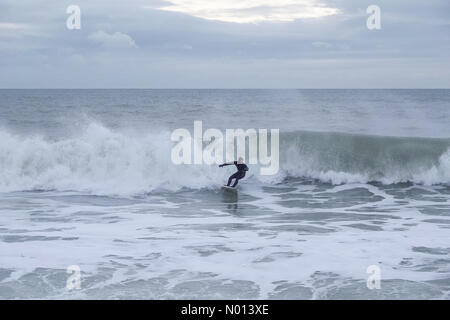 Bracklesham Bay, East Wittering. Dezember 2020. UK Wetter: Große Wellen bei Wittering. Große Brandung entlang der Südküste heute Morgen. Ein Surfer, der einer Welle in Bracklesham Bay, West Sussex, entgeht. Kredit: Jamesjagger/StockimoNews/Alamy Live Nachrichten Stockfoto