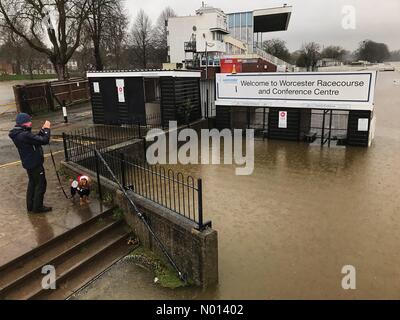 UK Wetter - Hochwasser in Worcester - Mittwoch 23. Dezember 2020 - der Fluss Severn hat begonnen, in Worcester zu überschwemmen, während die Rennbahn der Städte bereits überflutet ist. Stockfoto