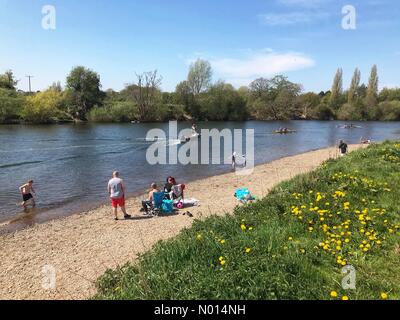 UK Wetter Sonnenschein auf dem Fluss Wye - Samstag 24. April 2021 - Ross auf Wye Herefordshire UK. Die Einheimischen genießen einen Strand am Fluss entlang des Flusses Wye in Ross, wenn die Temperaturen 17 Grad Celsius erreichen Stockfoto