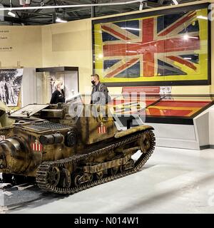 Bovington, Dorset, Großbritannien. Mai 2021. Neue Ausstellung ‘WW2: War Stories' am Tag der Wiedereröffnung im Bovington Tank Museum. Anzeige der Unionsflagge und der Swastika-Flagge, die in der Schlacht von Tobruk gefangen wurden. Kredit: Nidpor Gutschrift: Nidpor/StockimoNews/Alamy Live Nachrichten Stockfoto