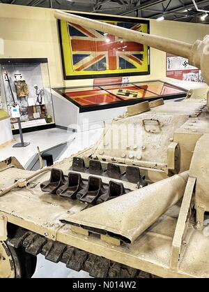 Bovington, Dorset, Großbritannien. Mai 2021. Neue Ausstellung ‘WW2: War Stories' am Tag der Wiedereröffnung im Bovington Tank Museum. Anzeige der Unionsflagge und der Swastika-Flagge, die in der Schlacht von Tobruk gefangen wurden. Kredit: Nidpor Gutschrift: Nidpor/StockimoNews/Alamy Live Nachrichten Stockfoto