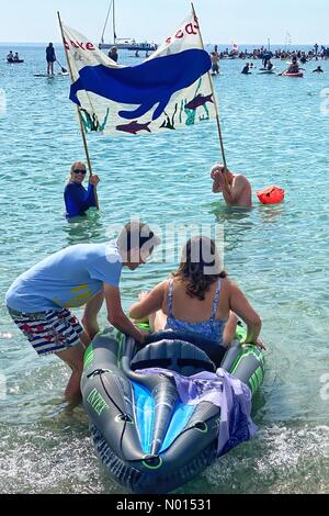 Gylly Beach, Falmouth, Cornwall, Großbritannien. Juni 2021. G7 protestieren in Falmouth, Cornwall, Großbritannien. Kredit: Nidpor/Alamy Live Nachrichten Kredit: Nidpor/StockimoNews/Alamy Live Nachrichten Stockfoto