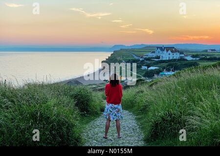 UK Wetter: Sonnenuntergang über Hive Beach, Burton Bradstock, Dorset. Juli 2021. Kredit: Nidpor Gutschrift: Nidpor/StockimoNews/Alamy Live Nachrichten Stockfoto