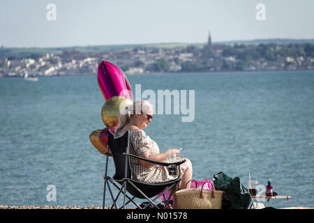 UK Wetter: Sonnig in Gosport. Stokes Bay, Gosport. Juli 2021. Warm und sonnig an der Südküste an diesem Abend. Eine Frau, die die Sonne in der Stokes Bay in Gosport, Hampshire genießt. Kredit: Jamesjagger/StockimoNews/Alamy Live Nachrichten Stockfoto