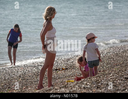 UK Wetter: Sonnig in Gosport. Stokes Bay, Gosport. Juli 2021. Warm und sonnig an der Südküste an diesem Abend. Eine Frau und Kinder genießen die Sonne in der Stokes Bay in Gosport, Hampshire. Kredit: Jamesjagger/StockimoNews/Alamy Live Nachrichten Stockfoto