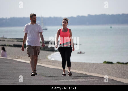 UK Wetter: Sonnige Intervalle in Lee-on-Solent. Marine-Parade, Lee-on-Solent. Juli 2021. Warmes Wetter entlang der Südküste heute. Ein Paar genießt die sonnigen Intervalle im Lee-on-Solent, Hants. Kredit: Jamesjagger/StockimoNews/Alamy Live Nachrichten Stockfoto