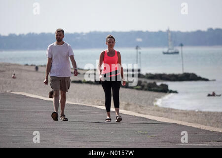 UK Wetter: Sonnige Intervalle in Lee-on-Solent. Marine-Parade, Lee-on-Solent. Juli 2021. Warmes Wetter entlang der Südküste heute. Ein Paar genießt die sonnigen Intervalle im Lee-on-Solent, Hants. Kredit: Jamesjagger/StockimoNews/Alamy Live Nachrichten Stockfoto