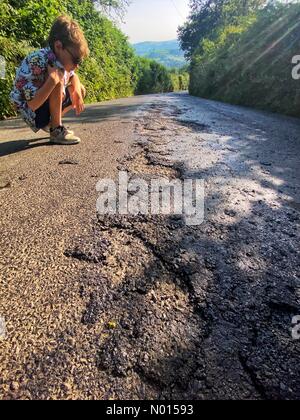 Doddiscombsleigh, Devon, Großbritannien. Juli 2021. UK Wetter: Backtemperaturen schmelzen Teerstraßen an einem weiteren rösten heißen Tag an der Spitze der Tick Lane in der Nähe von Doddiscombsleigh bei Devon. Jack Porter untersucht die Szene am 21. Juli 2021. Kredit: Nidpor Gutschrift: Nidpor/StockimoNews/Alamy Live Nachrichten Stockfoto