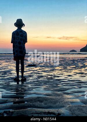 Polzeath Beach, Cornwall. Juli 2021. UK Wetter: Wunderschöne Farben bei Sonnenuntergang über Jack Porter am Strand von Polzeath in Cornwall. Juli 2021. Kredit: Nidpor/Alamy Live Nachrichten Kredit: Nidpor/StockimoNews/Alamy Live Nachrichten Stockfoto