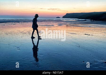 Polzeath Beach, Cornwall. Juli 2021. UK Wetter: Wunderschöne Farben bei Sonnenuntergang über Jack Porter am Strand von Polzeath in Cornwall. Juli 2021. Kredit: Nidpor/Alamy Live Nachrichten Kredit: Nidpor/StockimoNews/Alamy Live Nachrichten Stockfoto