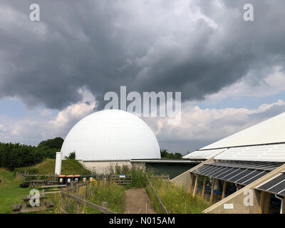 Wetter in Großbritannien: Bewölkt in Winchester. Alresford Road, Winchester. Juli 2021. Heute Nachmittag wird eine Wolkendecke über den Heimatkreisen errichtet. Schwarze Wolken über dem Winchester Planetarium in Hampshire. Kredit: Jamesjagger/StockimoNews/Alamy Live Nachrichten Stockfoto