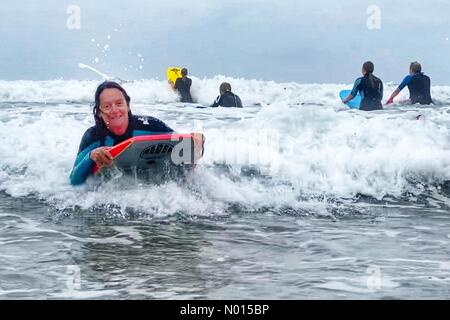 UK Wetter: Raich Keene hat Spaß beim Bodyboarden am Strand von Polzeath in Cornwall. Juli 2021. Credit nidpor/Alamy Live News Credit: Nidpor/StockimoNews/Alamy Live News Stockfoto