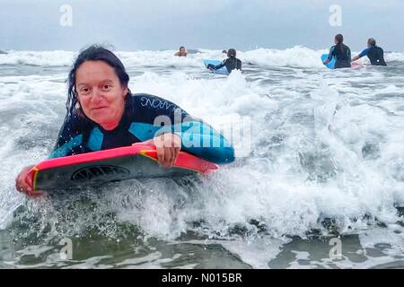 UK Wetter: Raich Keene hat Spaß beim Bodyboarden am Strand von Polzeath in Cornwall. Juli 2021. Credit nidpor/Alamy Live News Credit: Nidpor/StockimoNews/Alamy Live News Stockfoto