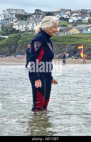 Wetter in Großbritannien: Das Leben nach dem Aufleben geht für eine inspirierende Dame am Strand von Polzeath in Cornwall weiter. Juli 2021. Credit nidpor/Alamy Live News Credit: Nidpor/StockimoNews/Alamy Live News Stockfoto