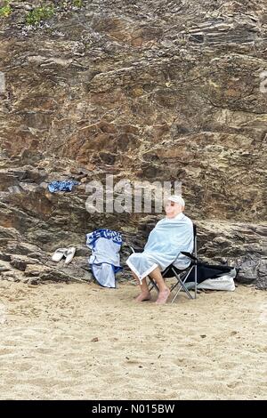 UK Wetter: Gent hält sich am Strand von Polzeath in Cornwall warm. Juli 2021. Credit nidpor/Alamy Live News Credit: Nidpor/StockimoNews/Alamy Live News Stockfoto