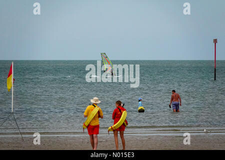 UK Wetter: Windig in Minnis Bay. Minnis Bay, Margate. August 2021. Die Winde im Osten verstärken sich heute. Windsurfer genießen die Bedingungen in Minnis Bay in der Nähe von Margate in Kent. Kredit: Jamesjagger/StockimoNews/Alamy Live Nachrichten Stockfoto